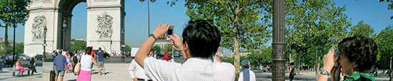 Touristes photographes à l'Arc de Triomphe