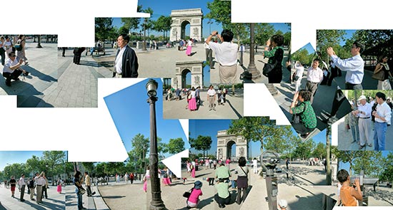 Touristes photographes à l'Arc de Triomphe