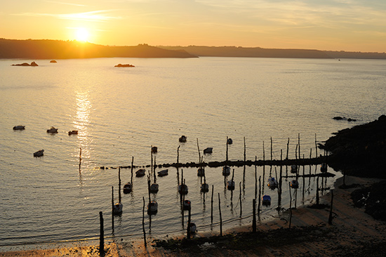 coucher de soleil sur le port à pieux