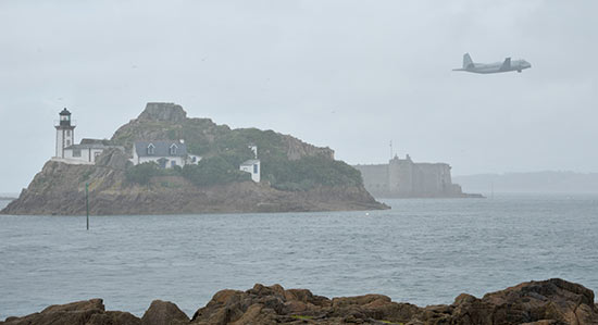 Les bouteilles de vin sous la mer devant l'île Louet et le château du Taureau