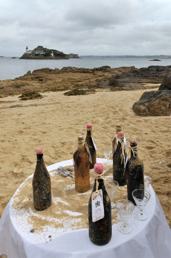 Les bouteilles de vin sous la mer devant l'île Louet et le château du Taureau